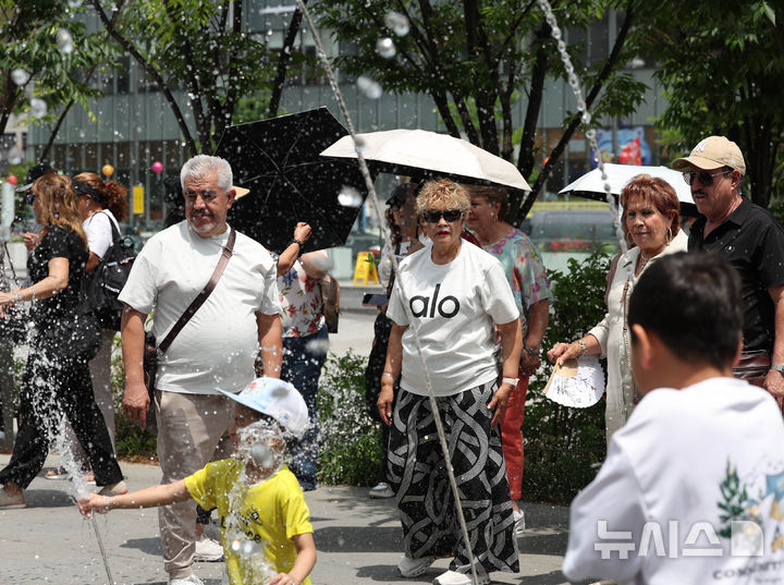 [서울=뉴시스] 조수정 기자 = 서울 광화문광장에서 외국인들이 분수터널을 보고 있다. 2026.05.25. chocrystal@newsis.com