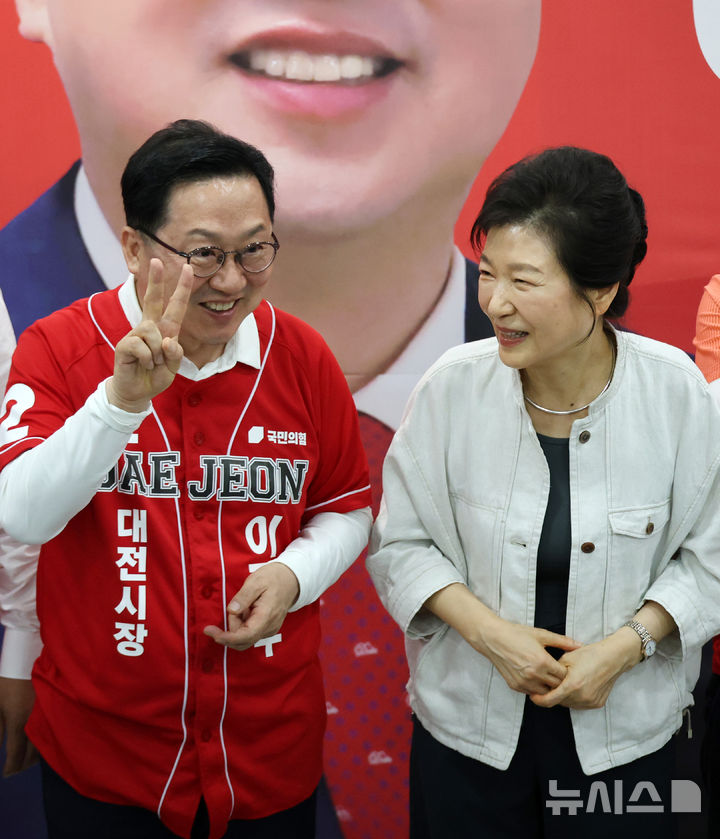 [대전=뉴시스] 김금보 기자 = 박근혜 전 대통령이 25일 오후 대전 서구 이장우 국민의힘 대전시장 후보 선거사무소를 찾아 이 후보와 기념사진을 찍고 있다. (공동취재) 2026.05.25. photo@newsis.com