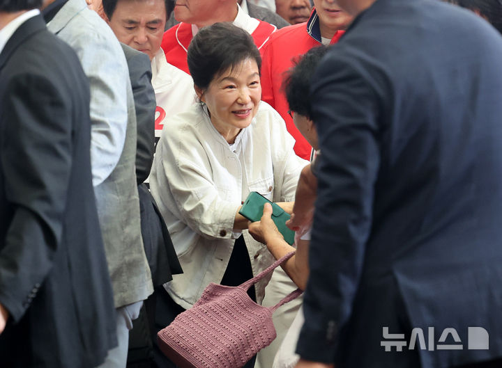 공주 산성시장에서 악수하는 박근혜 전 대통령