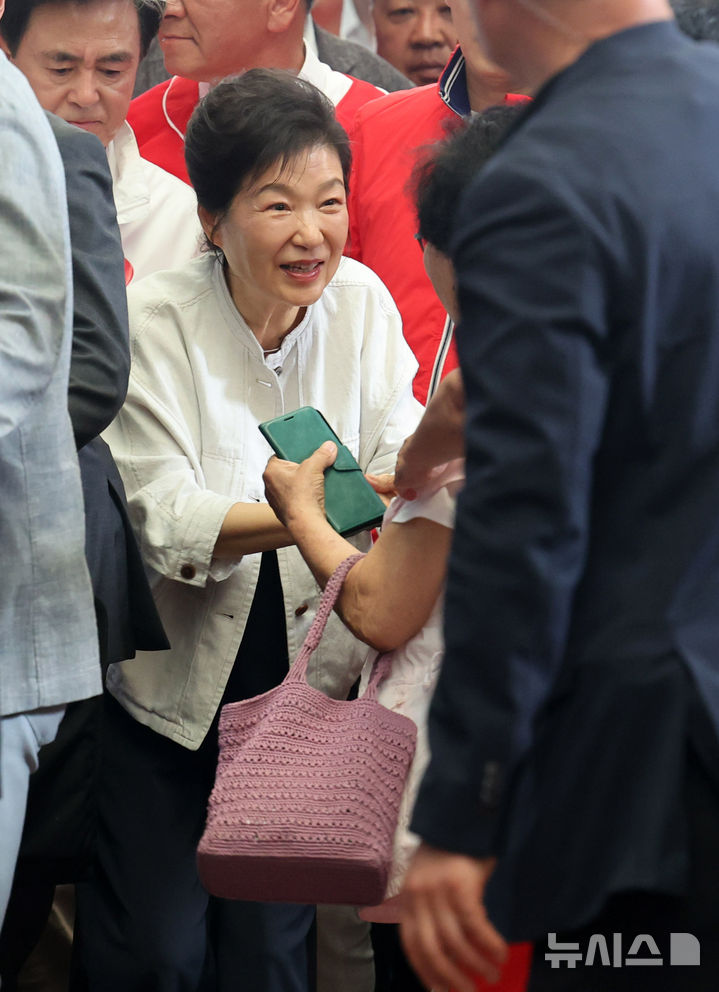 공주 산성시장에서 악수하는 박근혜 전 대통령