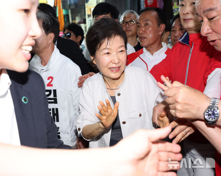[공주=뉴시스] 배훈식 기자 = 박근혜 전 대통령이 25일 오후 충남 공주시 산성시장을 찾아 제9회 전국동시지방선거 국민의힘 후보들과 함께 시민들에게 손을 흔들며 인사하고 있다. 2026.05.22. dahora83@newsis.com