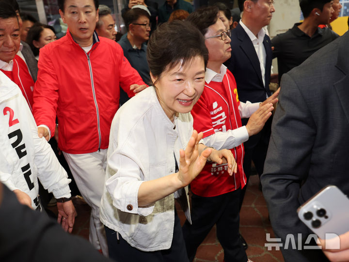 박근혜 전 대통령, 공주 산성시장 찾아 인사