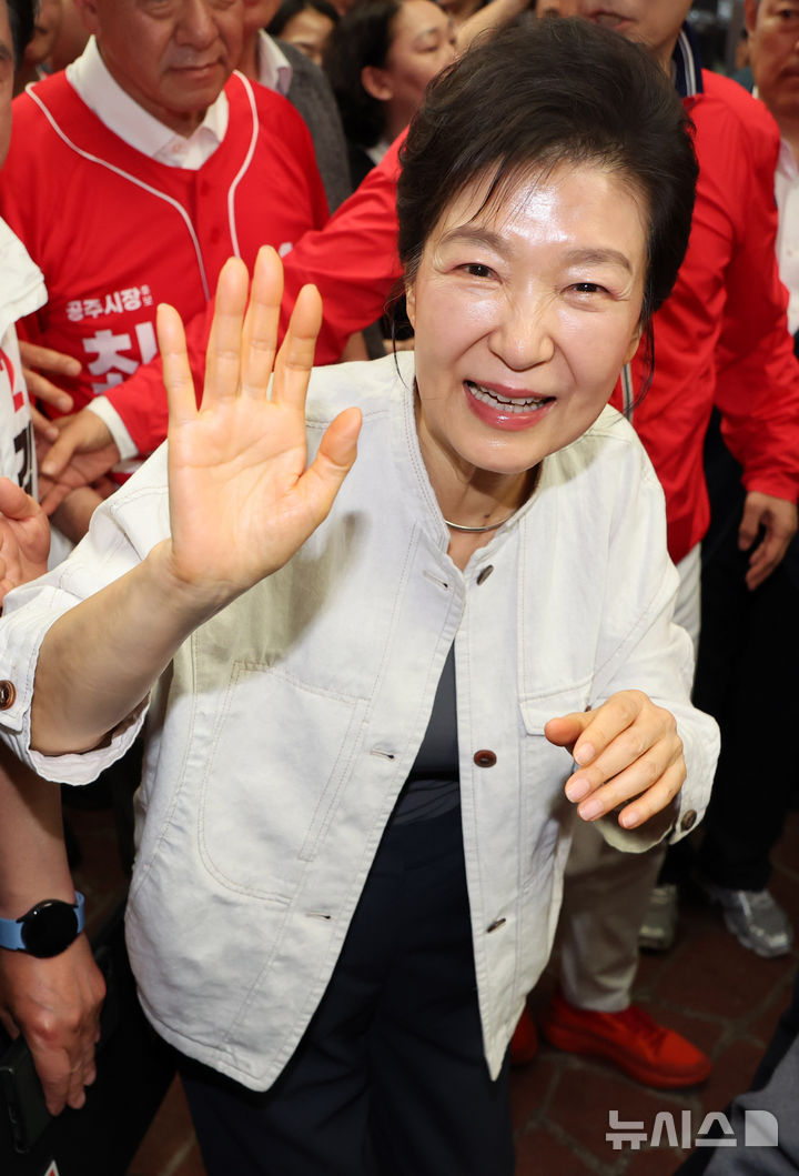 박근혜 전 대통령, 공주 산성시장 찾아 인사