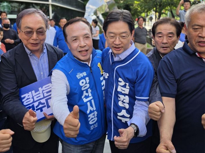 [양산=뉴시스] 더불어민주당 김경수 경남도지사 후보와 조문관 양산시장 후보가 25일 오후 5시 양산 이마트 앞에서 유권자들에게 지지를 호소하고 있다. (사진=조문관 선거사무실 제공) 2026.05.26. photo@newsis.com *재판매 및 DB 금지