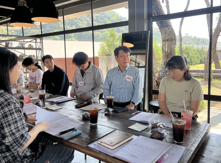 [춘천=뉴시스] 26일 강원특별자치도는 지난 22일&nbsp; ‘제4기 도정혁신 추진단‘ 2차 회의를 개최해 여중협 권한대행(사진 왼쪽에서 오른쪽으로 두번째)과 도청 직원들이 디지털 기술의 행정 도입과 유연한 조직문화 정착을 위한 구체적인 혁신 방안을 논의했다고 밝혔다. 강원특별자치도 제공. *재판매 및 DB 금지