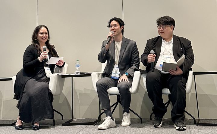 [서울=뉴시스] 19일(현지시간) 미국 뉴욕 제이콥 자비츠 컨벤션 센터에서 열린 '2026 NYSCC 서플라이어스 데이' K-뷰티 세션에서 참석자들이 토론을 진행하고 있다. 좌장은 미국 피부과 전문의 제인 유(Jane Yoo) 박사(왼쪽)가 맡았으며, 노정균 코스맥스 전략마케팅 팀장과 박세호 코스맥스비티아이 R&I유닛 선임연구원(오른쪽)이 패널로 참여했다. (사진=코스맥스 제공) 2026.05.26. photo@newsis.com *재판매 및 DB 금지