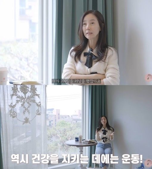 [서울=뉴시스] 가수 강수지는 당화혈색소 수치를 언급하며 운동의 중요성을 강조하고 있다. (사진 출처=유튜브 채널 '강수지tv 살며사랑하며배우며' 캡처)