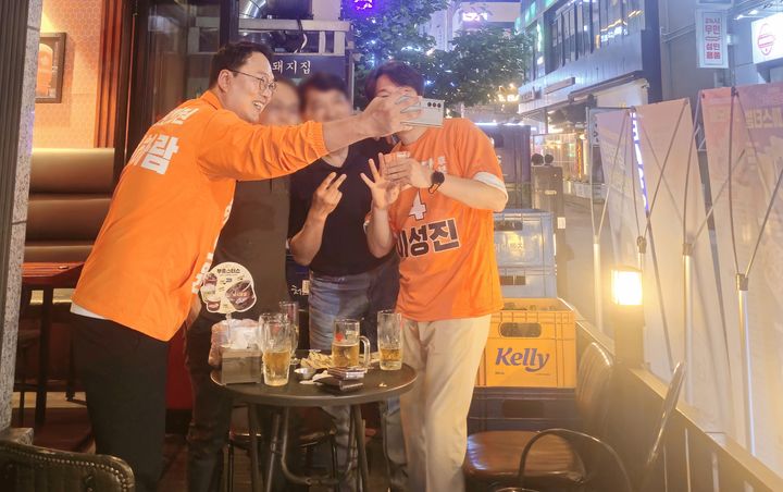 [천안=뉴시스] 개혁신당 천하람 국회의원이 25일 천안시 불당동 일원에서 천안지역 후보들을 위한 지원유세에 나섰다. (사진=이성진 천안시장 후보 제공) 2026.05.26 photo@newsis.com *재판매 및 DB 금지