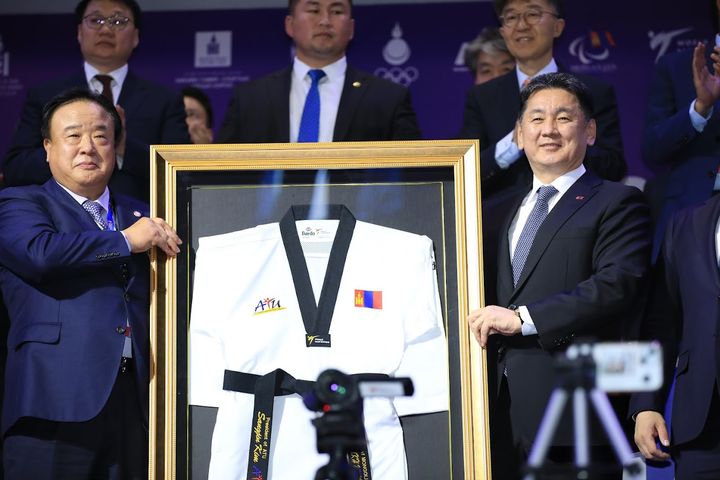 [부산=뉴시스] 김상진 아시아태권도연맹 회장(왼쪽)이 오흐나 후렐수흐 몽골 대통령에게 태권도 도복을 전달하고 있다. (사진=아시아태권도연맹 제공) 2026.05.26. photo@newsis.com *재판매 및 DB 금지