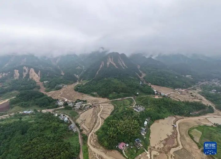 [서울=뉴시스]중국 서남부 충칭시에서 기록적인 집중호우로 산홍수와 지질재해가 발생해 최소 11명이 숨지고 11명이 실종됐다. 집중호우로 산사태가 발생한 충칭시 용촨구의 모습. 2026.05.26