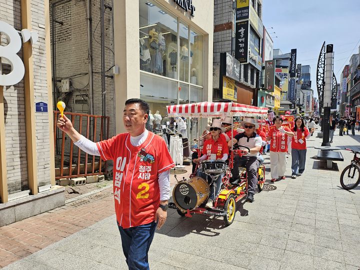 [청주=뉴시스] 국민의힘 이범석 청주시장 후보가 26일 상당구 북문로 성안길에서 선거 유세를 하고 있다. (사진=이범석 캠프 제공) 2026.05.26. photo@newsis.com *재판매 및 DB 금지