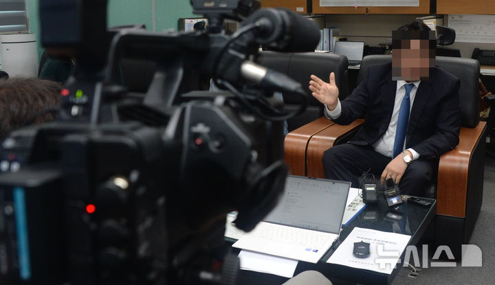 [전주=뉴시스] 김얼 기자 = 박지원 더불어민주당 부안김제부안을 국회의원 후보와 관련한 공익 제보자 A 씨가 26일 전북 전주시 전북특별자치도의회 기자실에서 2018년 6월 필리핀 세부에서 열린 법사랑 전주 청소년분과 위원회의 세미나 이후 2차 진행과정에서 유흥업소 방문 및 성매매 의혹과 관련한 긴급 기자회견을 열고 질의에 답변하고 있다. 2026.05.26. pmkeul@newsis.com