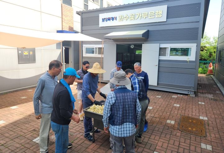 [화성=뉴시스] 화성지역 키위연구회원들이 25일 화성시 꽃가루은행에서 꽃가루 처리 과정을 실습하고 있다. (사진=화성시 제공) 2026.05.26. photo@newsis.com *재판매 및 DB 금지