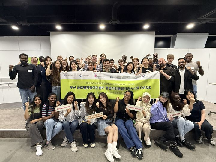 [부산=뉴시스] 부산기술창업투자원은 지난 23일부터 25일까지 부산 동구 유라시아플랫폼에서 외국인 (예비) 창업자를 대상으로 '창업소양교육(OASIS-4)'을 진행해 총 35명이 전 과정을 이수했다. (사진=부산기술창업투자원 제공) 2026.05.26. photo@newsis.com *재판매 및 DB 금지