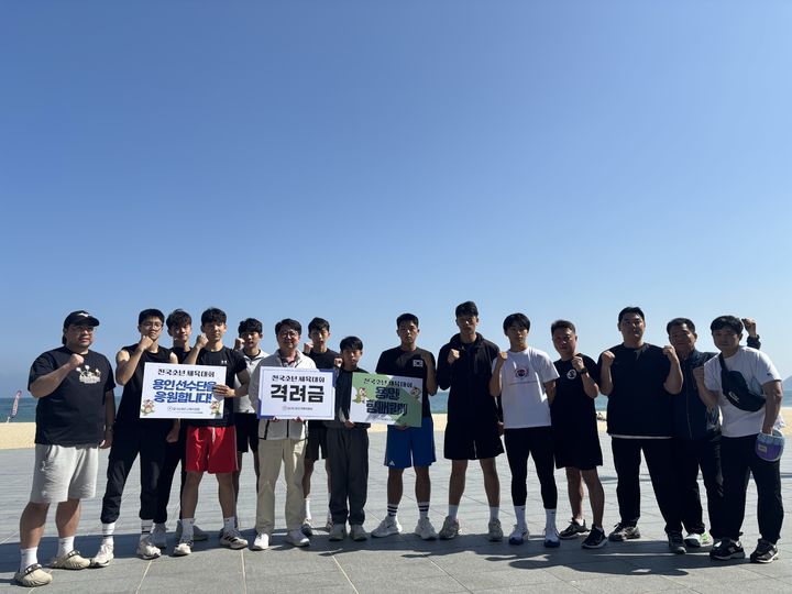 [용인=뉴시스] 학생 선수단을 응원하고 있는 조영민 용인교육지원청 교육장 등 간부들(사진=용인교육지원청 제공)photo@newsis.com *재판매 및 DB 금지