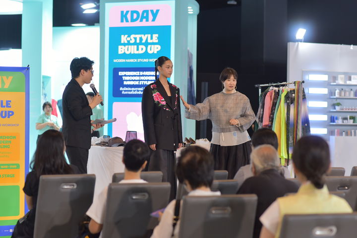 23일(현지시간) 태국 방콕 시암 파라곤 넥스홀에서 열린 ‘K-데이’ 중 디자인 한복 전문가와 함께하는 ‘K-스타일링’. (사진=문체부) *재판매 및 DB 금지