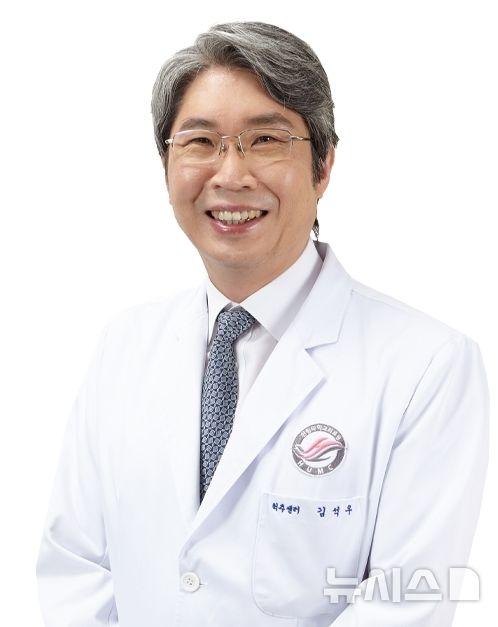 [서울=뉴시스] 김석우 한림대학교성심병원 척추센터 교수. (사진= 한림대학교성심병원 제공)
