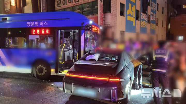 [제주=뉴시스] 25일 오후 10시50분께 제주시 이도동 소재 도로에서 버스와 승용차가 충돌해 소방당국이 수습에 나서고 있다. (사진=제주소방안전본부 제공) 2026.05.26. photo@newsis.com