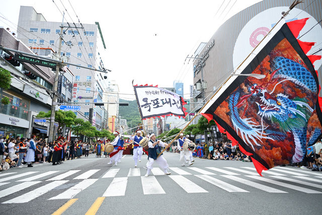 [거제=뉴시스] 신정철 기자= 제64회 거제옥포대첩축제가 ‘일자진을 펼쳐라! 진형’ 이라는 주제로 오는 6월 12일부터 14일까지 3일간 옥포수변공원 일원에서 화려하게 펼쳐진다.사진은 지난해 개최된 옥포해전 승전행차 가장행렬 모습.(사진=거제시 제공).2026.05.26. photo@newsis.com *재판매 및 DB 금지