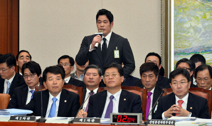 【서울=뉴시스】박동욱 기자 = 정용진 신세계그룹 부회장이 1일 오후 서울 여의도 국회에서 열린 산업통상자원위원회 2013 국정감사에서 의원들의 질의에 답하고 있다. 2013.11.01. fufus@newsis.com *재판매 및 DB 금지