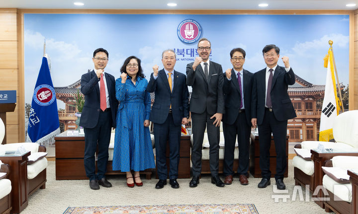 [전주=뉴시스]윤난슬 기자 = 전북대는 최근 프랑수아 피올레 탈레스코리아 대표이사가 대학을 방문해 양오봉 총장과 면담을 갖고 첨단 방산 분야 산학협력 확대 방안을 논의했다고 26일 밝혔다. (사진=전북대 제공) photo@newsis.com 