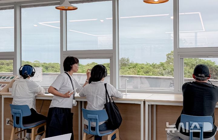 [제주=뉴시스] '사운드 벙커 제주' 내부 모습. '사운드벙커 제주'는 노르웨이 스발바르 국제종자저장고(Svalbard Global Seed Vault)에서 영감을 받아 조성된 공간으로, 제주의 자연과 마을의 소리를 기록·보존하는 ‘지구의 소리 기록소’를 콘셉트로 하고 있다. (사진=제주관광공사 제공) 2026.05.26. photo@newsis.com *재판매 및 DB 금지