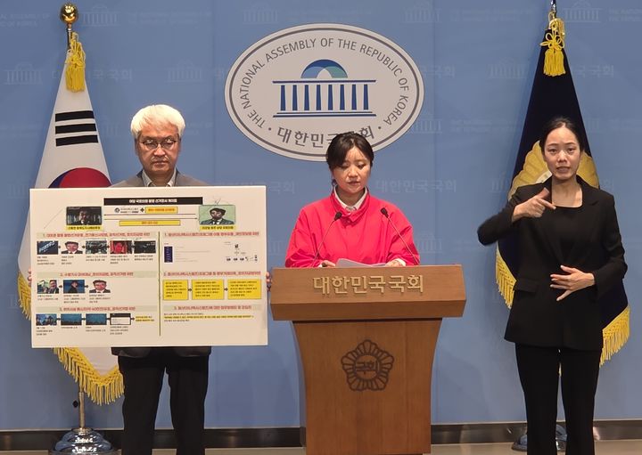 [청주=뉴시스] 국민의힘 김영환 충북도지사 후보 선거대책위원회 법률지원단장인 김소연 변호사가 26일 서울 여의도 국회 소통관에서 더불어민주당 신용한 충북지사 후보에 대한 불법 선거운동 등 의혹에 대한 규명을 촉구하는 기자회견을 하고 있다. (사진=김영환 후보 선대위 제공) 2026.05.26. photo@newsis.com *재판매 및 DB 금지