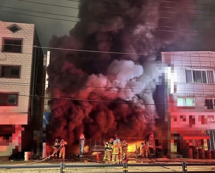 경기 안산 카센터서 화재, 8명 자력대피…인명피해 없어