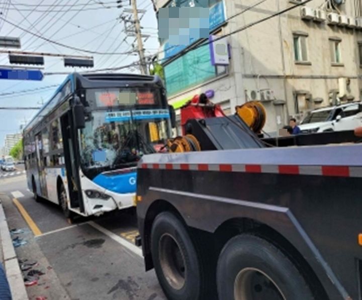 [수원=뉴시스] 운행 중 사고를 낸 버스가 견인되는 모습. (사진=독자 제공) 2026.05.26. photo@newsis.com *재판매 및 DB 금지