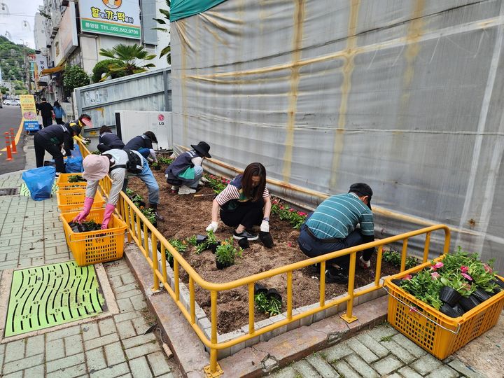 [통영=뉴시스] 경남 통영시는 여름을 맞아 시민들에게 아름답고 쾌적한 도시경관을 제공하기 위해 시내 곳곳에 메리골드, 천일홍 백일홍, 맨드라미, 베고니아 등 형형색색의 여름꽃 분양 및 식재 행사를 연일 실시하고 있다. 지난 22일 북신동 직원의 여름꽃 식재 모습. (사진=통영시 제공) 2026.05.26. photo@newsis.com *재판매 및 DB 금지
