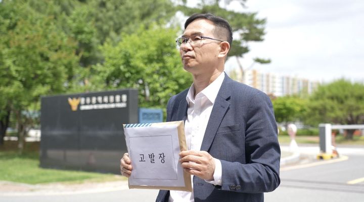 [광주=뉴시스] 김대중 전남광주특별시 교육감 후보 선거캠프 관계자가 26일 광주경찰청에 장관호 후보를 허위사실 유포 및 명예훼손 혐의로 고발하고 있다. 2026.05.26. (사진=선거캠프 제공) 2026.05.26. photo@newsis.com *재판매 및 DB 금지
