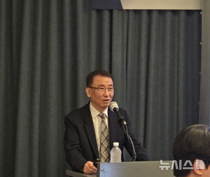 [서울=뉴시스]정진호 한국과학기술한림원 원장이 26일 오전 서울 용산구 서울드래곤시티에서 진행된 기자간담회에서 한림원의 주요 사업 및 현안 등에 대해 소개하고 있다. (사진=윤현성 기자)