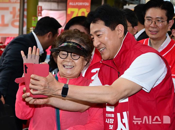 [서울=뉴시스] 김명년 기자 = 오세훈 국민의힘 서울시장 후보가 26일 오전 서울 마포구 망원시장에서 도보유세를 하던 중 시민과 인사하고 있다.(공동취재) 2026.05.26. photo@newsis.com