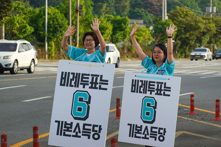 [여수=뉴시스] 기본소득당 용혜인 대표가 26일 오전 여수국가산단 입구에서 출근길 인사하고 있다. (사진=기본소득당 제공) 2026.05.26. photo@newsis.com *재판매 및 DB 금지