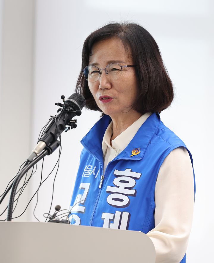 [서울=뉴시스] 홍제남 서울시교육감 후보는 26일 오전 서울시교육청에서 기자회견을 열고 "유초중등 교육 과정의 무상 학습권을 지속적으로 확대하겠다"며 '무상교통 2.0'과 '방학 중 무상급식'을 공약했다. *재판매 및 DB 금지