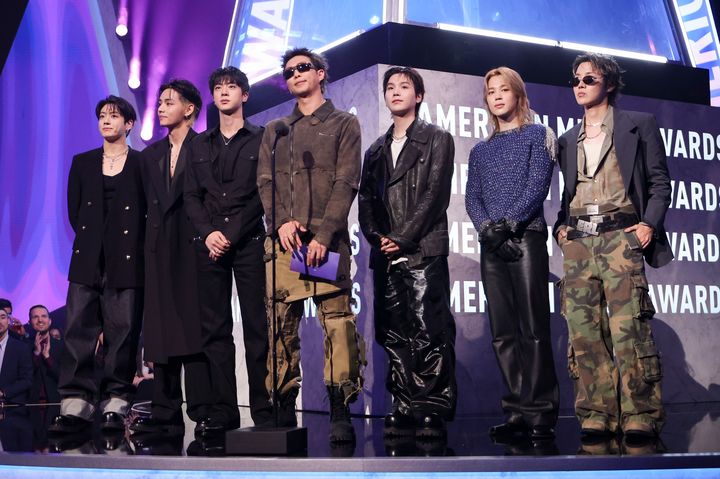 [서울=뉴시스] 그룹 방탄소년단(BTS)이 25일(현지시간) 미국 라스베이거스 MGM 그랜드 가든 아레나에서 열린 2026 아메리칸 뮤직 어워즈 시상식에서 대상에 해당하는 '올해의 아티스트'(아티스트 오브 더 이어·Artist Of The Year)를 수상했다. (사진='아메리칸 뮤직 어워즈' 제공) 2026.05.26. photo@newsis.com *재판매 및 DB 금지