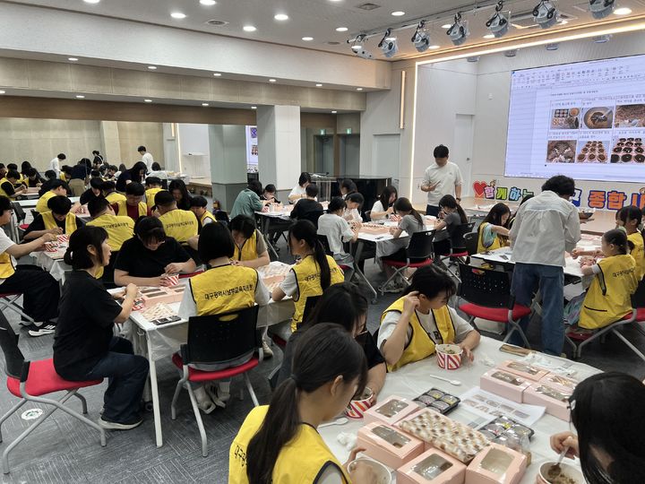 [대구=뉴시스] 사단법인 대구남구자원봉사센터는 남구종합사회복지관과 협업해 '2026 청소년 자원봉사 체험학교'를 운영했다. (사진=대구 남구 제공) 2026.05.26. photo@newsis.com *재판매 및 DB 금지