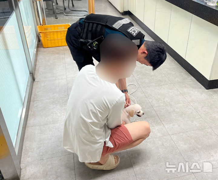 [제주=뉴시스] 제주서부경찰서 노형지구대가 22일 오후 실종된 애완견을 견주에게 인계하고 있다. (사진=제주경찰청 제공) 2026.05.26. photo@newsis.com