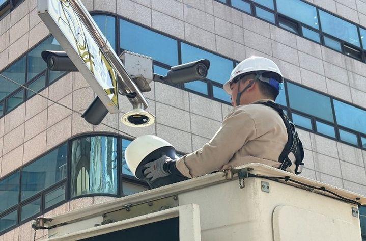 [서울=뉴시스] 지난해 실시한 관내 노후 CCTV 교체 작업. (사진=중구 제공) 2026.05.26. photo@newsis.com *재판매 및 DB 금지