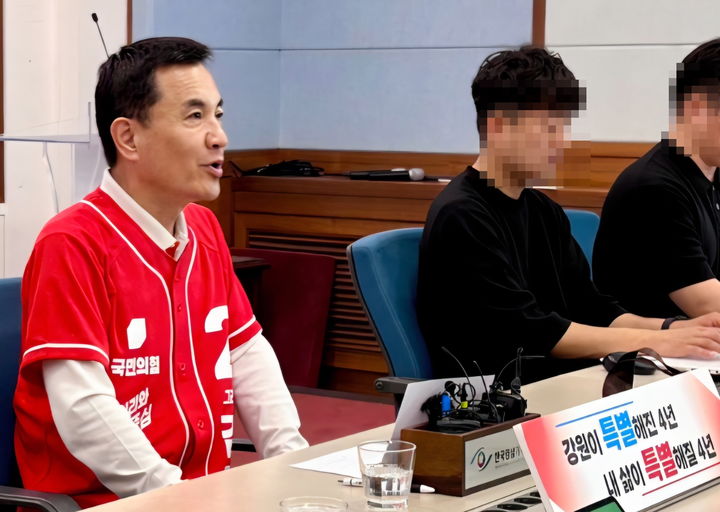 [춘천=뉴시스] 26일 국민의힘 김진태 강원특별자치도지사 후보는 이날 오전 강원도청 브리핑룸에서 기자 간담회를 열고 선거 판세와 지역 현안에 대한 구체적인 입장을 밝혔다. 김진태 후보측 제공. *재판매 및 DB 금지