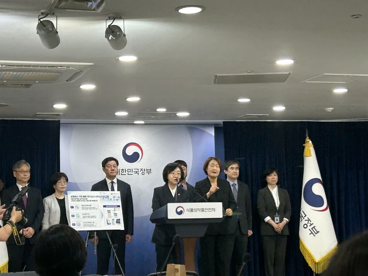 [서울=뉴시스] 황재희 기자= 오유경 식약처장이 26일 정부서울청사에서 열린 브리핑에서 설명하고 있다. photo@newsis.com *재판매 및 DB 금지