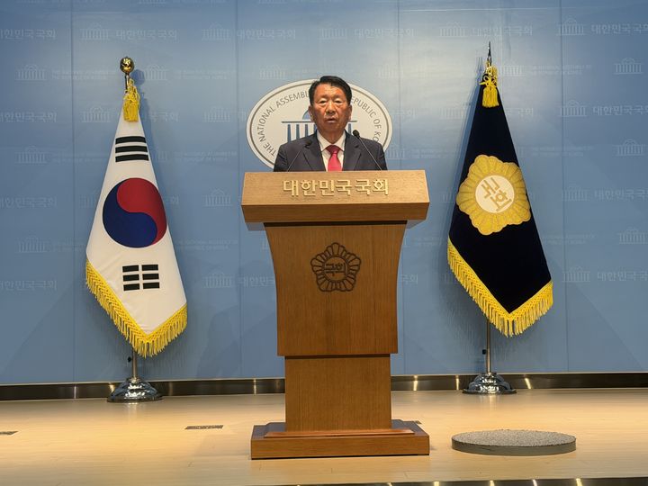 [대구=뉴시스] 서중현 대구시교육감 후보가 26일 국회 소통관에서 기자회견을 하고 있다. (사진=서중현 선거캠프 제공) 2026.05.26. photo@newsis.com *재판매 및 DB 금지