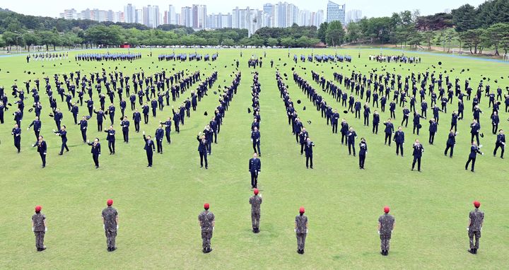 [진주=뉴시스] 공군교육사령부는 26일 교육사 대연병장에서 제156기 학사사관후보생 임관식을 거행했다.이날 신임소위들이 모자를 던지고 있다.(사진=공군 제공).2026.05.26.photo@newsis.com *재판매 및 DB 금지