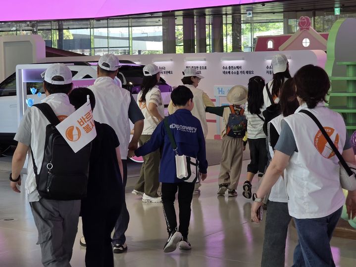 22일 교촌에프앤비 '바르고 봉사단'이 경기 고양시 '현대 모터스튜디오'에서 구산초등학교 특수학급 학생들과 자동차 전시 관람을 진행하고 있다. (사진=교촌에프앤비 제공) *재판매 및 DB 금지