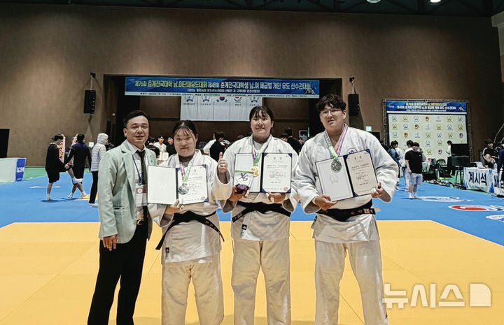[창원=뉴시스]마산대학교 유도부 김하영(왼쪽서 두 번째부터)·정선아·차봄 선수.(사진=마산대 제공) 2026.05.26. photo@newsis.com