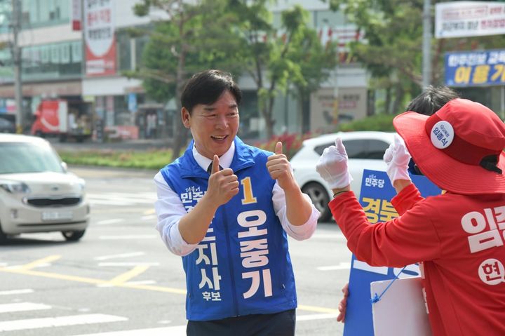 [안동=뉴시스] 26일 포항에서 시민들과 인사하고 있는 경북도지사 더불어민주당 오중기 후보. (사진=오 후보 측 제공) 2026.05.26. photo@newsis.com *재판매 및 DB 금지