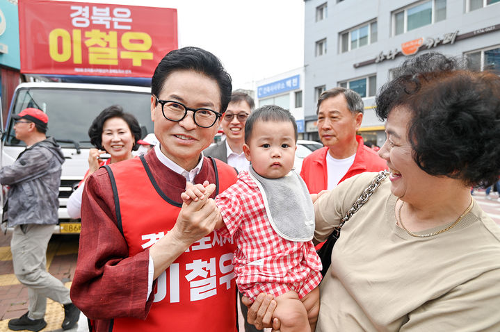 [안동=뉴시스] 26일 칠곡군 왜관읍에서 주민들과 인사를 하고 있는 경북도지사 국민의힘 이철우 후보. (사진= 이 후보 측 제공) 2026.05.26. photo@newsis.com *재판매 및 DB 금지