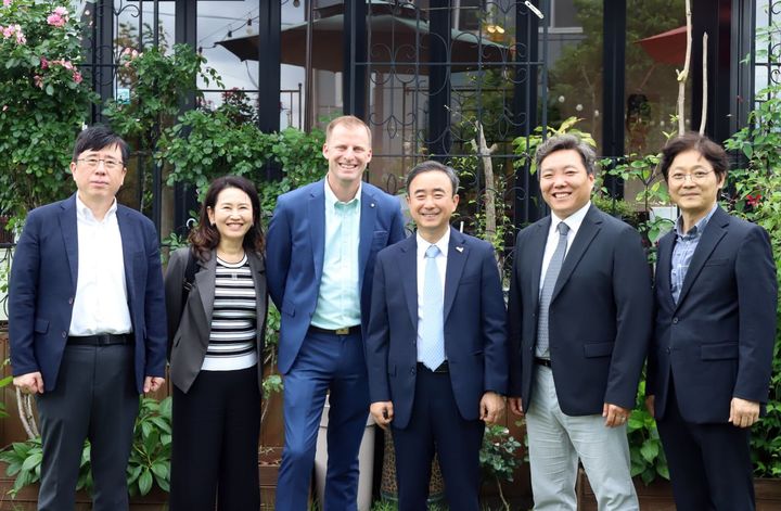 [광주=뉴시스] 임문영(왼쪽 네번째) 더불어민주당 광주 광산을 국회의원 보궐선거 후보가 26일 마이크로소프트(MS) 관계자들을 만나 광주 AI 산업 협력 방안을 논의했다고 SNS를 통해 밝혔다. (사진 = 임 후보 페이스북 갈무리) 2026.05.26. photo@newsis.com *재판매 및 DB 금지