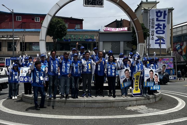 [횡성=뉴시스] 이덕화 기자 = 장신상 횡성군수 후보 지원을 위해 더불어민주당 정치권과 지역 인사들이 총출동 해 거리 인사를 하며 지지를 호소하고 있다. 2026.05.26. wonder8768@newsis.com *재판매 및 DB 금지