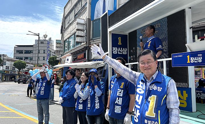 [횡성=뉴시스] 이덕화 기자 = 장신상 횡성군수 후보 지원을 위해 더불어민주당 정치권과 지역 인사들이 총출동 해 거리 인사를 하며 지지를 호소하고 있다. 2026.05.26. wonder8768@newsis.com *재판매 및 DB 금지